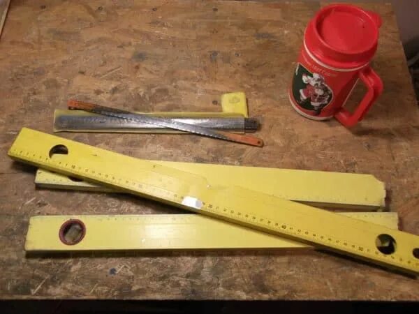 Пузырьковый уровень точность 0. Уровень строительный самодельный. Сломанный уровень. Уровень строительный разбитый. Уровень строительный сломался.