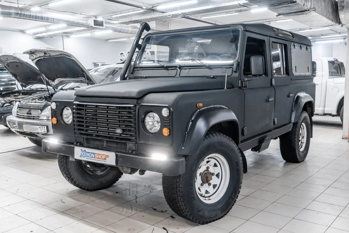 Defender установка. Ленд Ровер Дефендер 120. Ленд Ровер Дефендер 2012 серый. Land Rover Defender led. Land Rover Defender 2004 Рестайлинг.