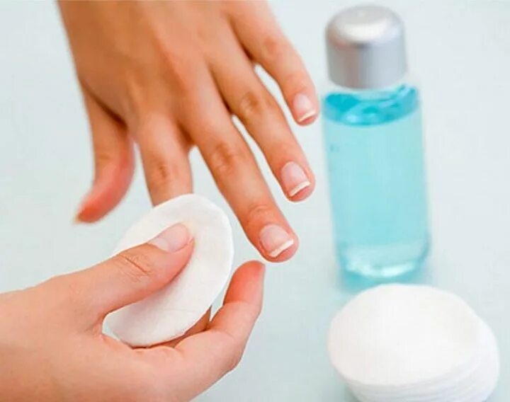 Обезжирить ногтевую пластину. Обезжиривать ногти. Маникюр обезжириватель для ногтей. Обезжирьте ногти. Подготовка ногтевой пластины.