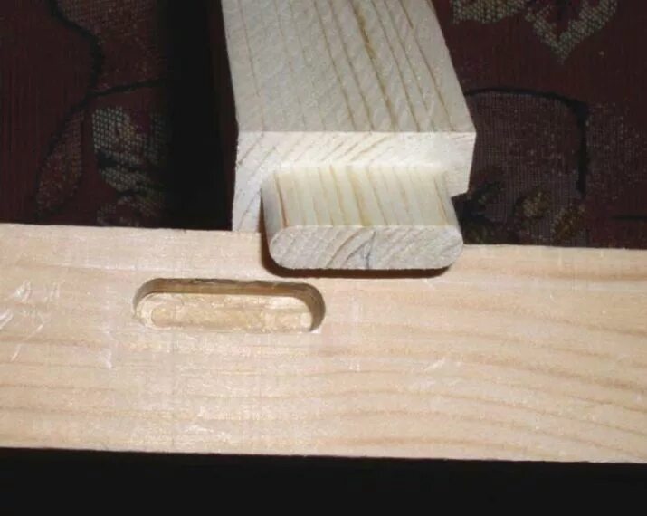 Шип-паз соединение для доски 50мм. Кондуктор для врезки шип паз. Кондуктор для соединения шип паз. Шип паз на циркулярке. Соединение шип паз на долбёжном станке.