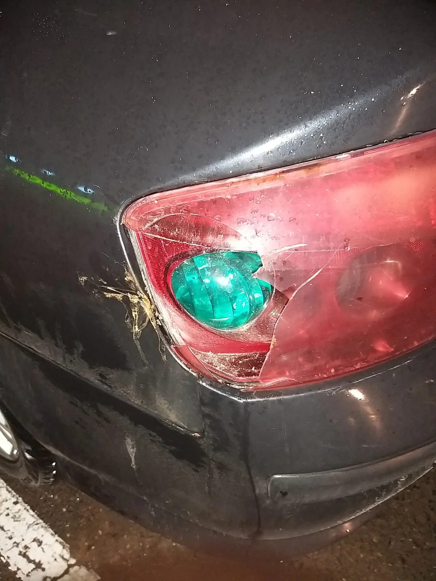 Разбитый задний фонарь. Разбитый задний фонарь. Nze141g задний фонарь правый. Лампочки задние фонари приора универсал. Разбитый задний фонарь.