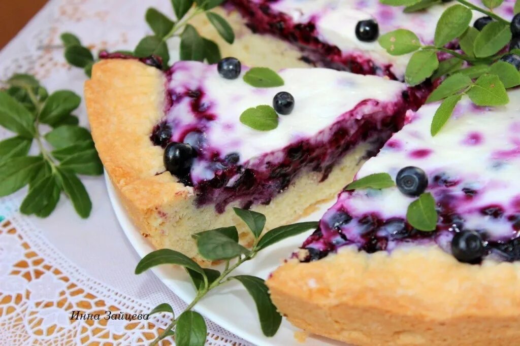 Заливной пирог с вишней. Песочный пирог с ягодами и сметанной заливкой. Вкуснейший пирог со сметанной заливкой. Песочный пирог с клубникой замороженной. Пирог с вареньем.