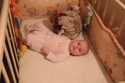 Поперек кровати