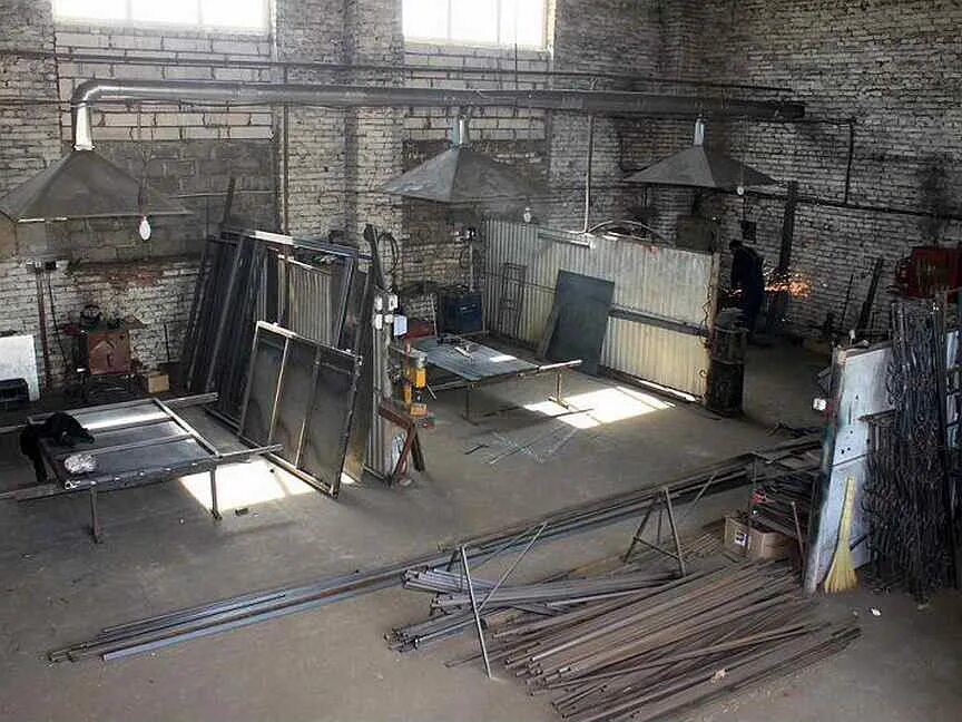 Помещение под сварочные работы. Сварочная мастерская. Сварочное помещение. Цех производства металлоконструкций. Сварочный цех.