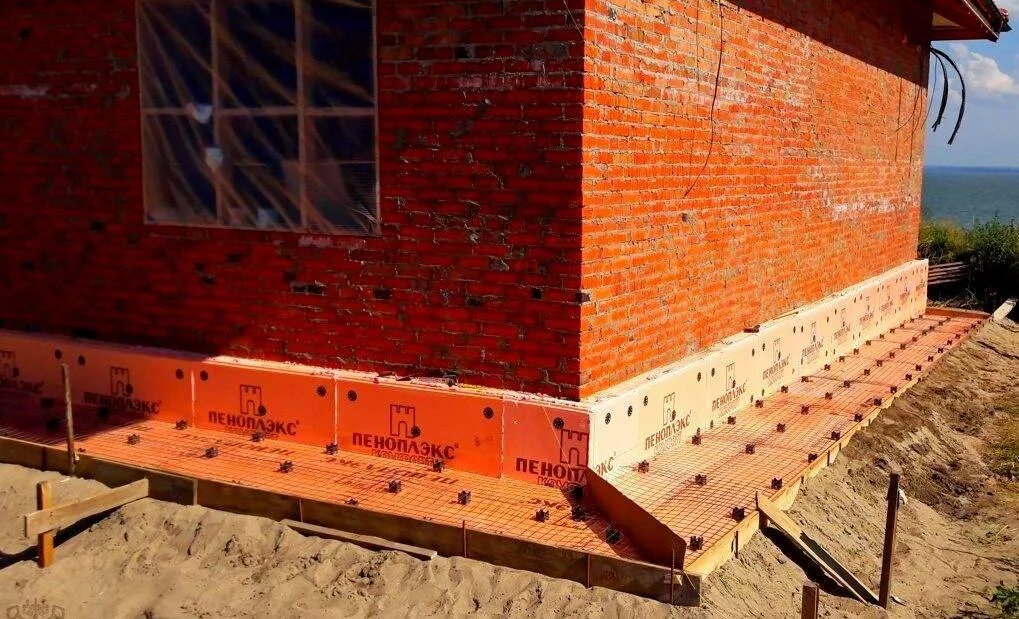 Теплоизоляция фундамента снаружи пеноплексом. Пеноплекс фундамент 100мм. Экструдированный пенополистирол пеноплэкс фундамент. Теплоизоляция фундамента снаружи пеноплексом. Эппс цоколь.
