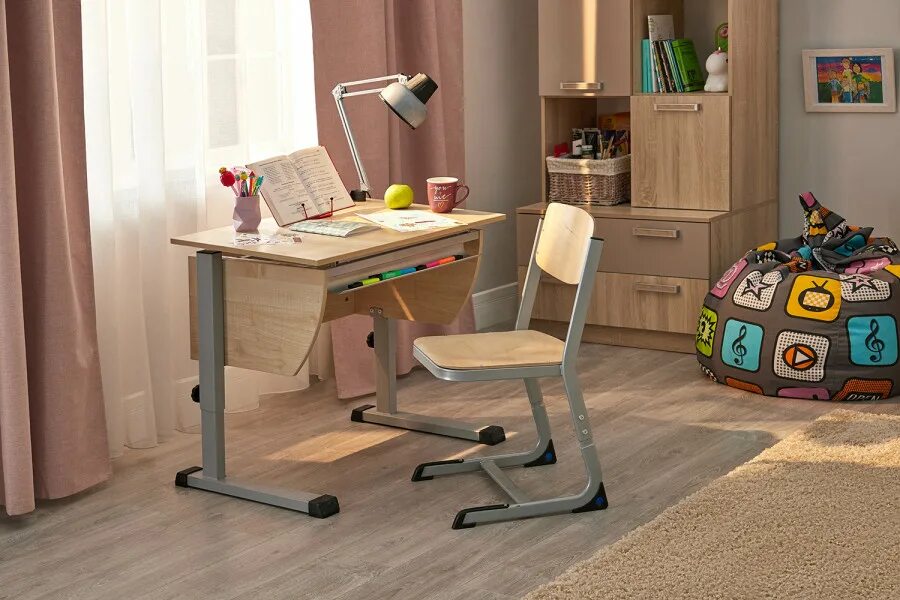 Растущий стол для школьника. Какой письменный стол для первоклассника. Какой письменный стол для первоклассника. Стол для первоклассницы. Кресло рабочее мэрдэс б 05 w.
