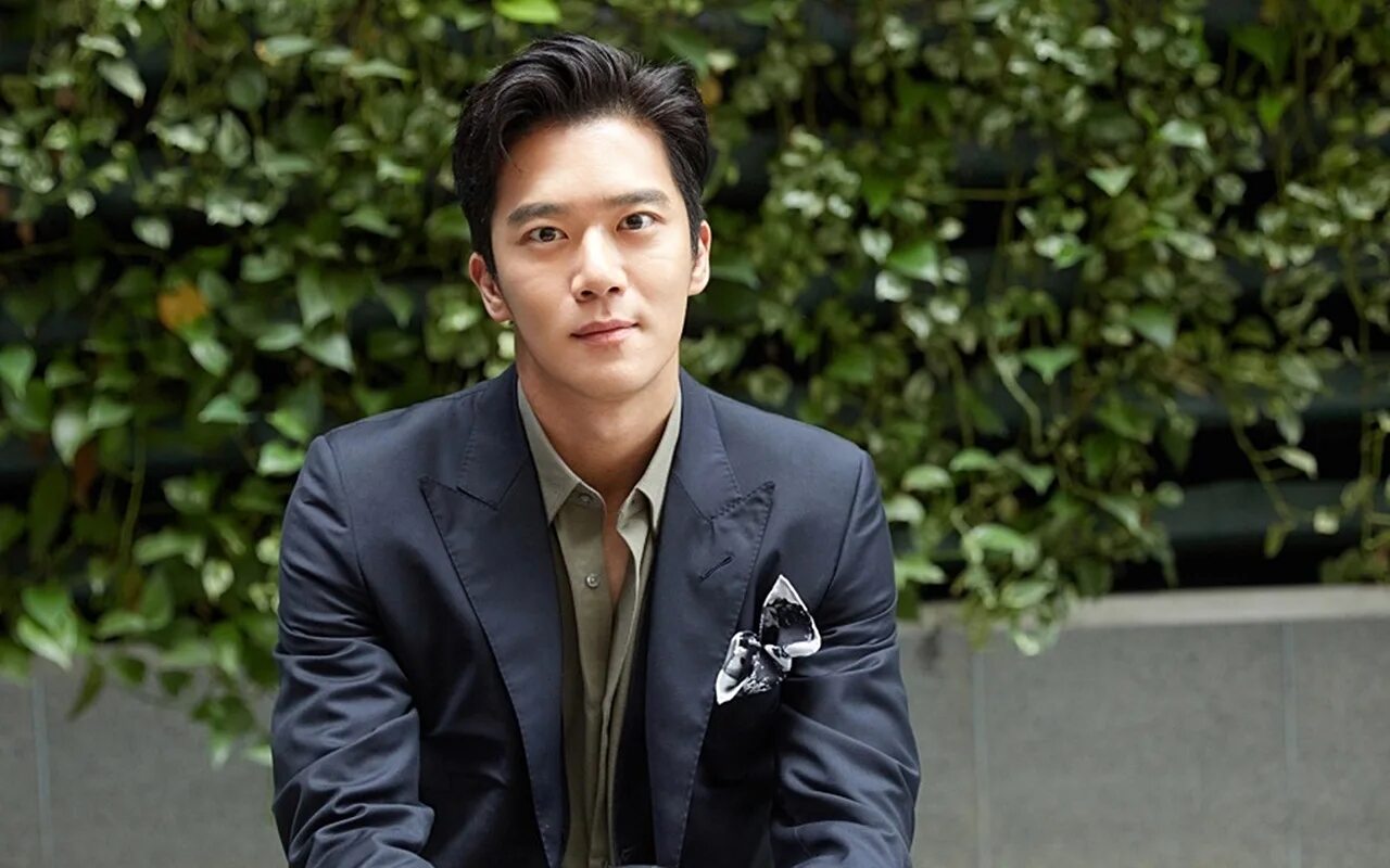 Ли джин сок. Lee jong suk. Ха сок чжин жена. Ли чон сок 2022. Iu lee jong suk.