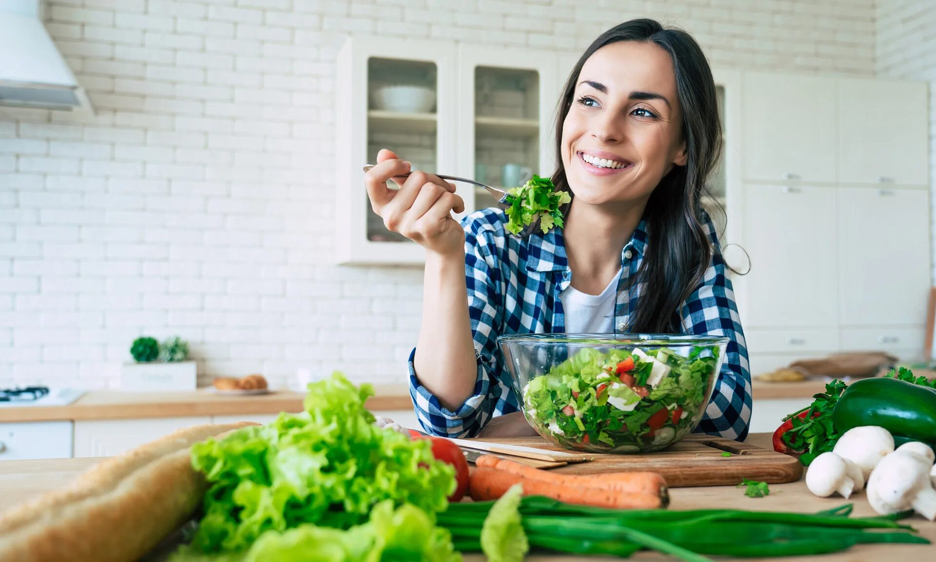 Вилка кушать. Салат при заболевании печени. Чем надо есть салат. Чем надо есть салат. Женщина с правильной едой.
