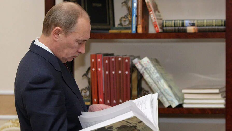 Юрий нагибин книги. Председатель читать. Путин читает. Путин в библиотеке. Путин за столом.
