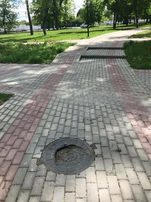 Люк курск. Открытый канализационный люк. люки в парках. курск парк дзержинского после реконструкции. канализационные люки в парке с лазо владивосток 60.