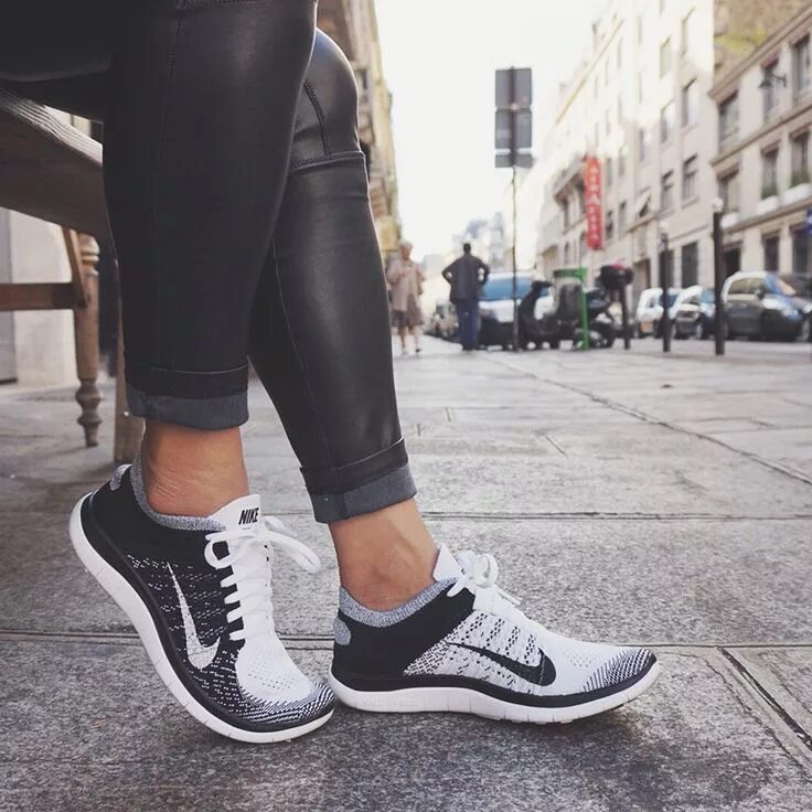 Джорданы найк женские. Кроссовки женские на ноге. Кроссовки парадевича nike. Кроссовки фото эстетика. Кроссовки.