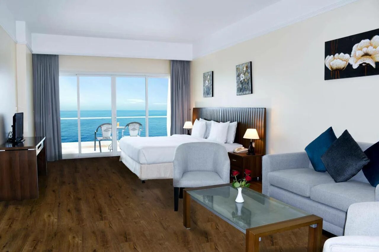 Ramada beach ajman 4. Рамада бич номер делюкс. ramada by wyndham beach hotel ajman 4* аджман, 100 м до моря. signature deluxe sea view ajman beach. рамада бич отель аджман как выглядят номера deluxe sea view.
