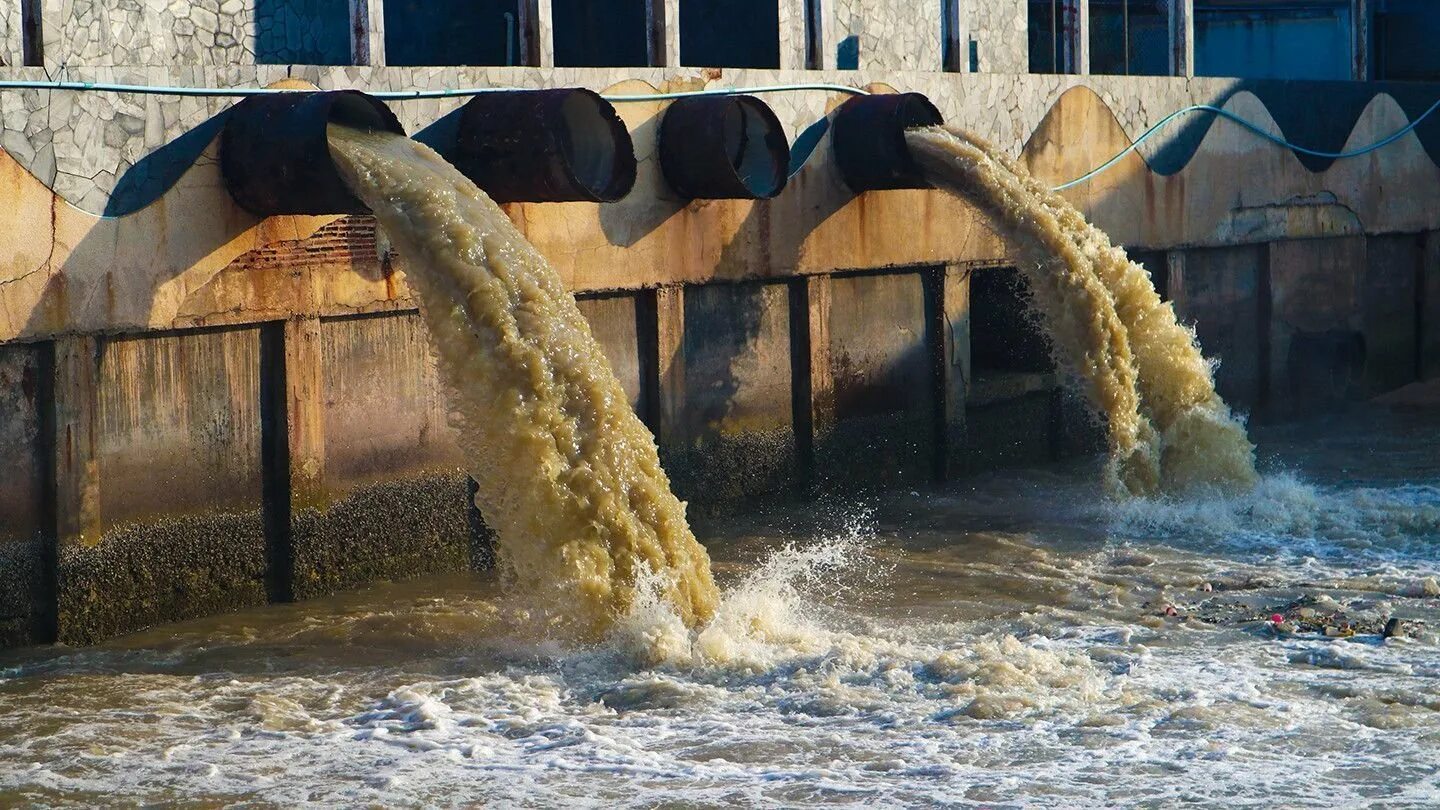 Заводы загрязняют воду. Сточные воды. Сточные воды в ангаре. Атмосферные сточные воды. Чистые сточные воды.