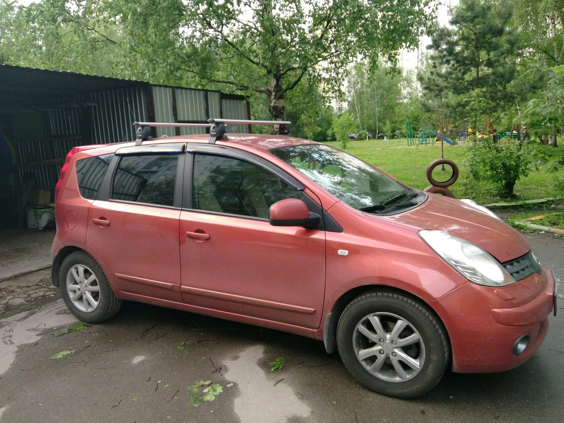 Крыша ниссан ноут. Nissan Note багажник на крышу. Багажник на крышу Ниссан ноут е11. Nissan Note 2008 крыша. Рейлинги на Ниссан ноут е11.