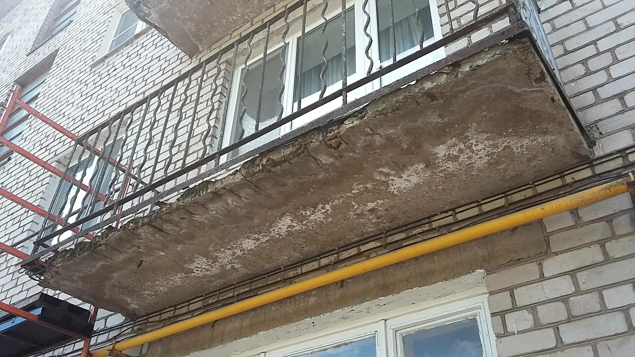 Трещина на балконе. Арматурная стяжка балконной плиты. Разрушенные плиты балконов. Плита балкона. Бетонный балкон.