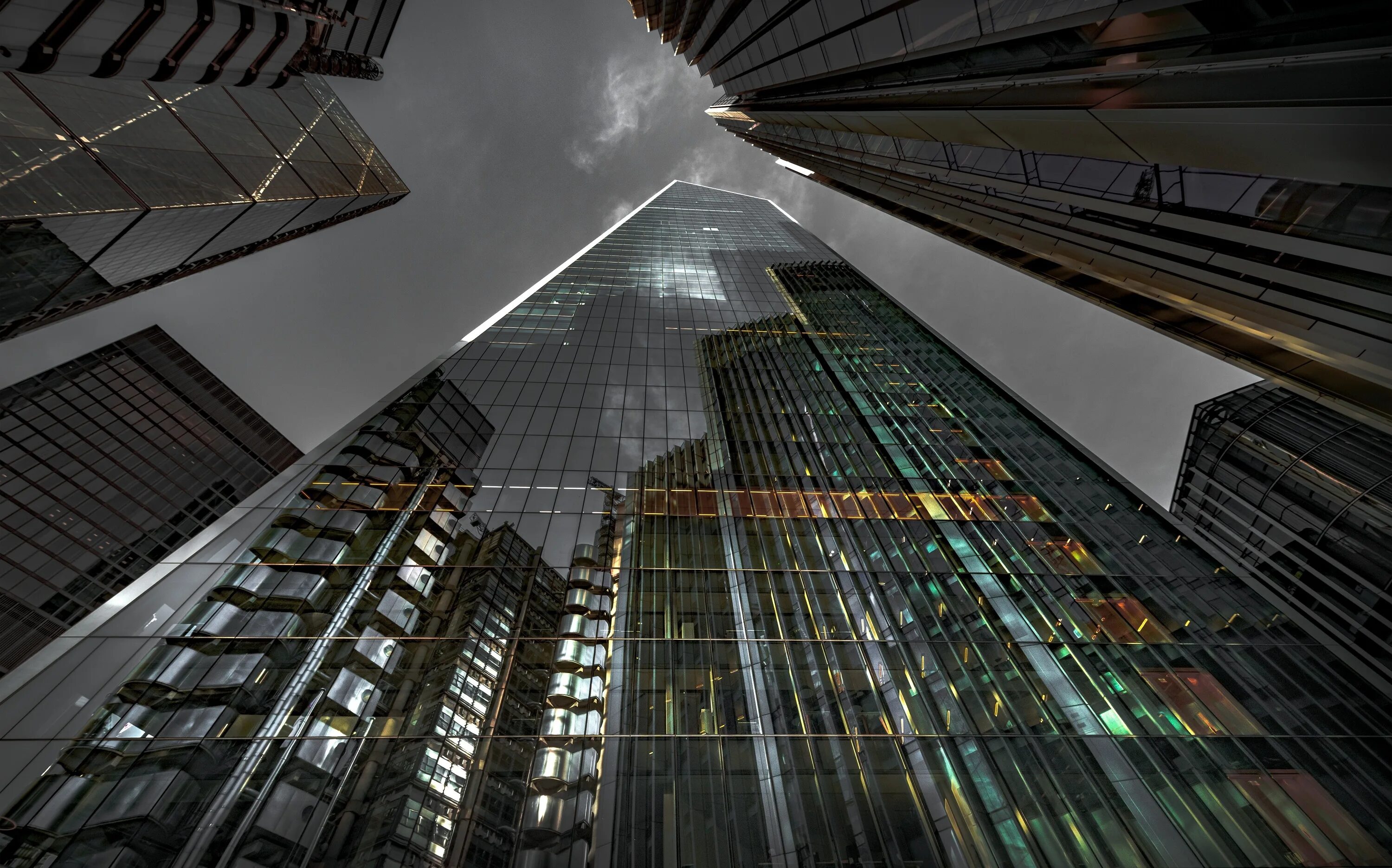 Небоскребы нью-йорка снизу вверх. Сон небоскреб. Высотки в тумане. Верхушка небоскреба. Сон небоскреб.