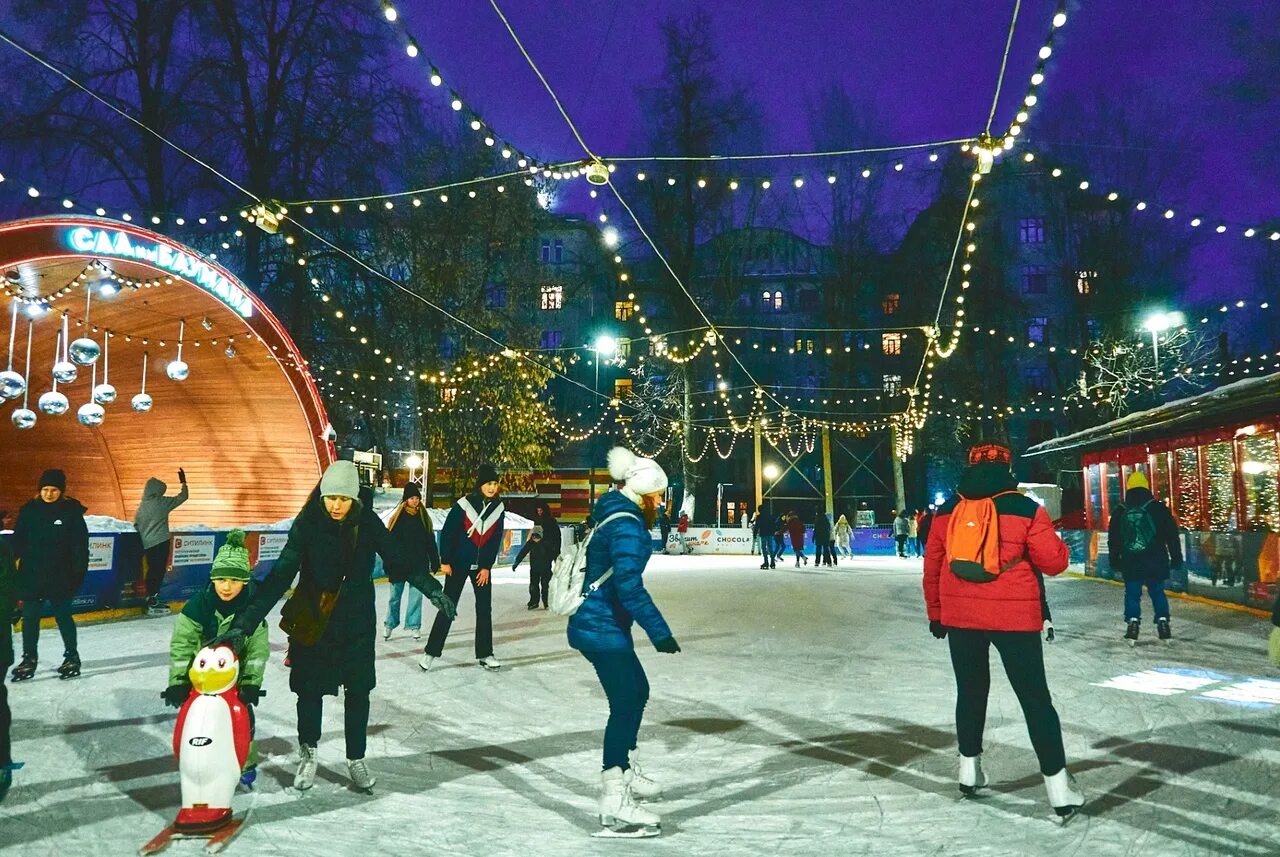 Где находится каток в москве. Каток цум москва. Каток эрмитаж в москве. Парк зарядье москва каток. Каток на народного ополчения.