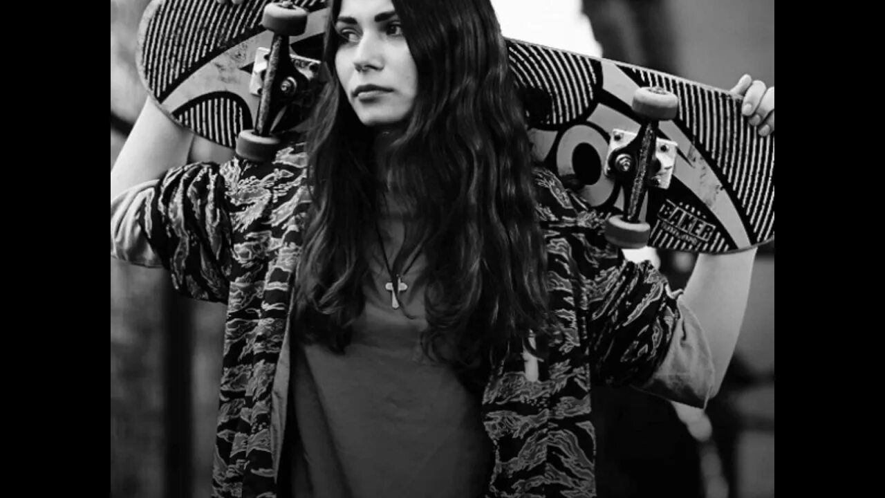 Андеграунд парень с девушкой. Андеграунд фотосессия девушек. Девушки в метро. Underground девушки. Андеграунд девушки.