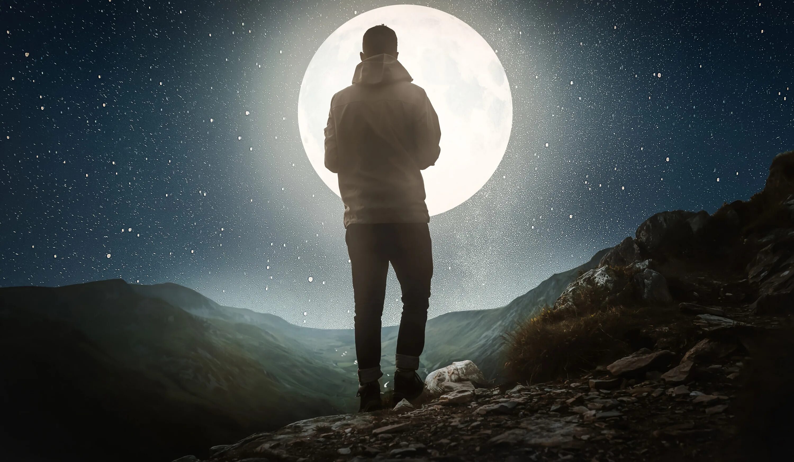Парень и Луна. Человек под луной. Человек в горах ночь. Мужчина на фоне Луны.