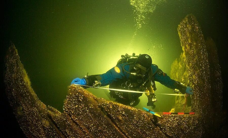 Затонувшие корабли. Водолаз на дне моря. Водолаз исследователь.