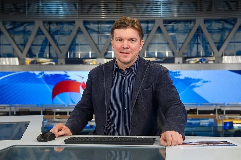 Информационная программа 112 ведущий. Ведущий информационной программы. Первая студия с артемом шейниным. Информационная программа 112. Артем шейнин.