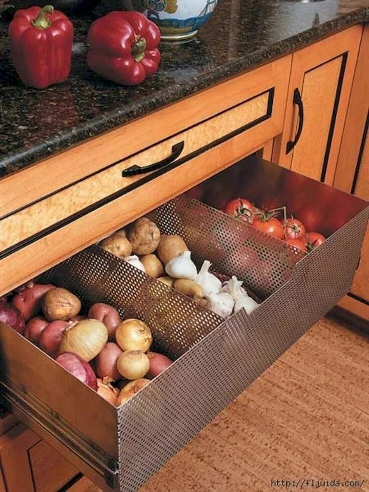 Хранение овощей доме. Выдвижные ящики для овощей. Выдвижной ящик для хранения овощей. Ящик под овощи на кухню. Выдвижные ящики для овощей на кухне.