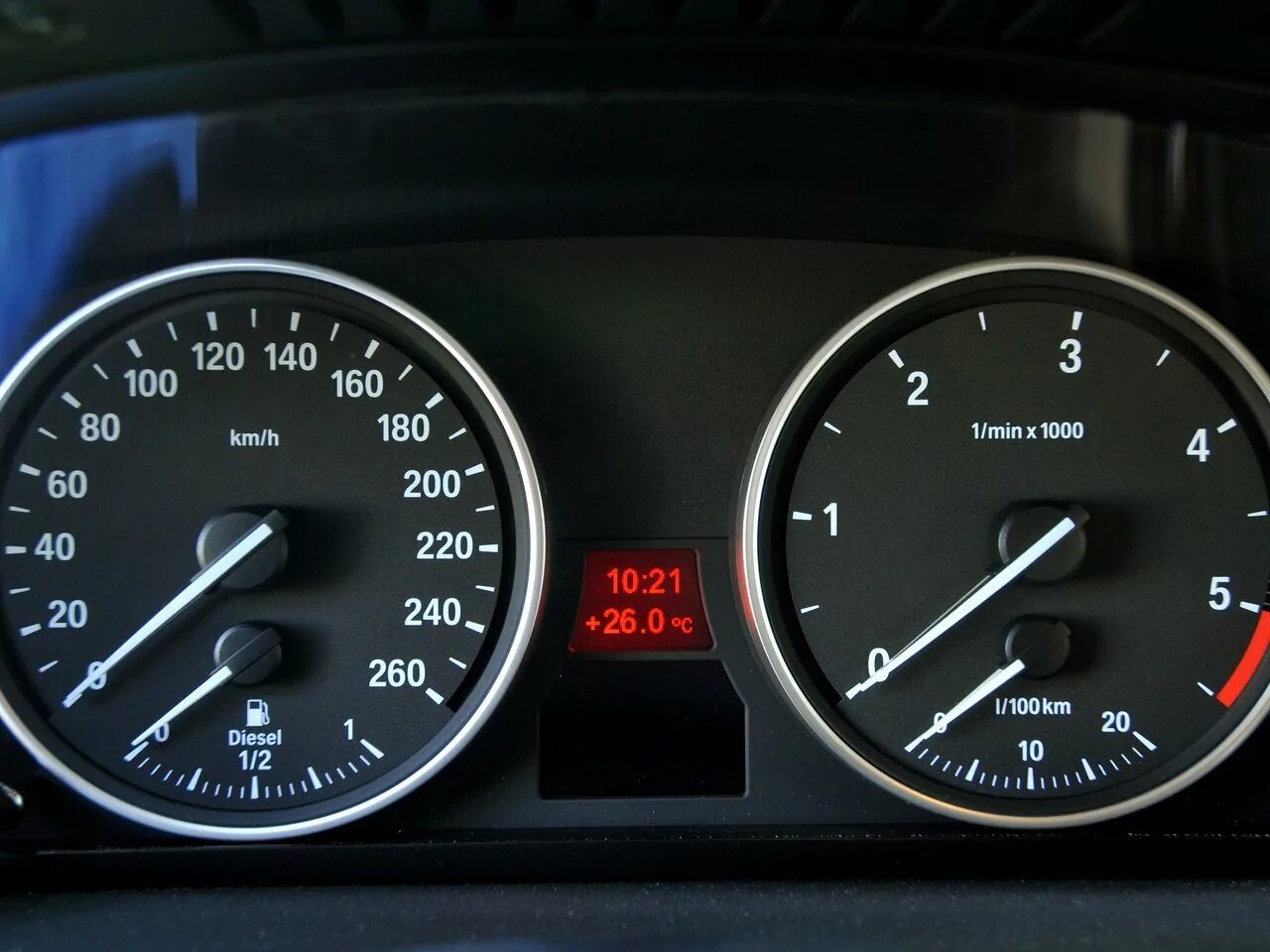 Спидометр х5. Bmw x6 спидометр. Спидометр х5. Бмв х5 ф15 приборная панель. Спидометр бмв 200 км.