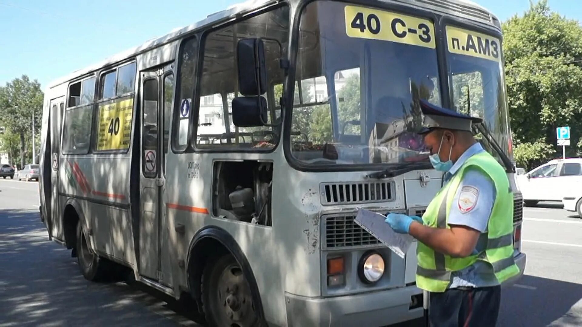 Водитель общественного транспорта. Ikarus 280 автобус. Водитель маршрутки. Водитель автобуса. Водитель общественного транспорта.