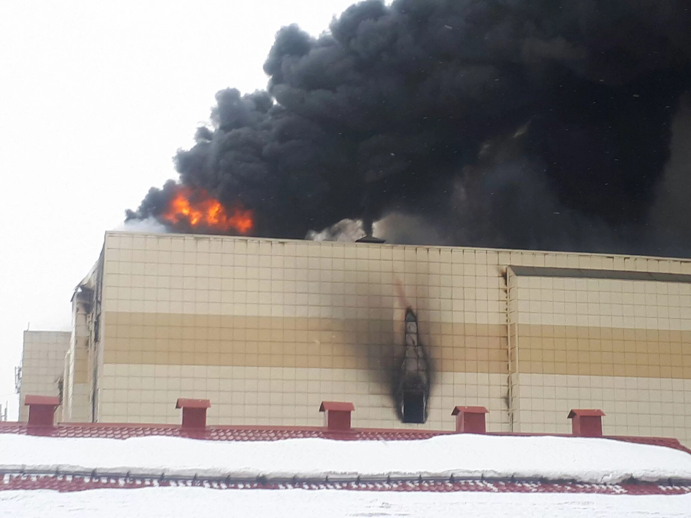 Когда случилась трагедия в зимней вишне. Пожар в Кемерово в ТЦ зимняя вишня. Пожар в торговом центре «зимняя вишня». Пожар в ТЦ зимняя вишня. ТРЦ зимняя вишня Кемерово.