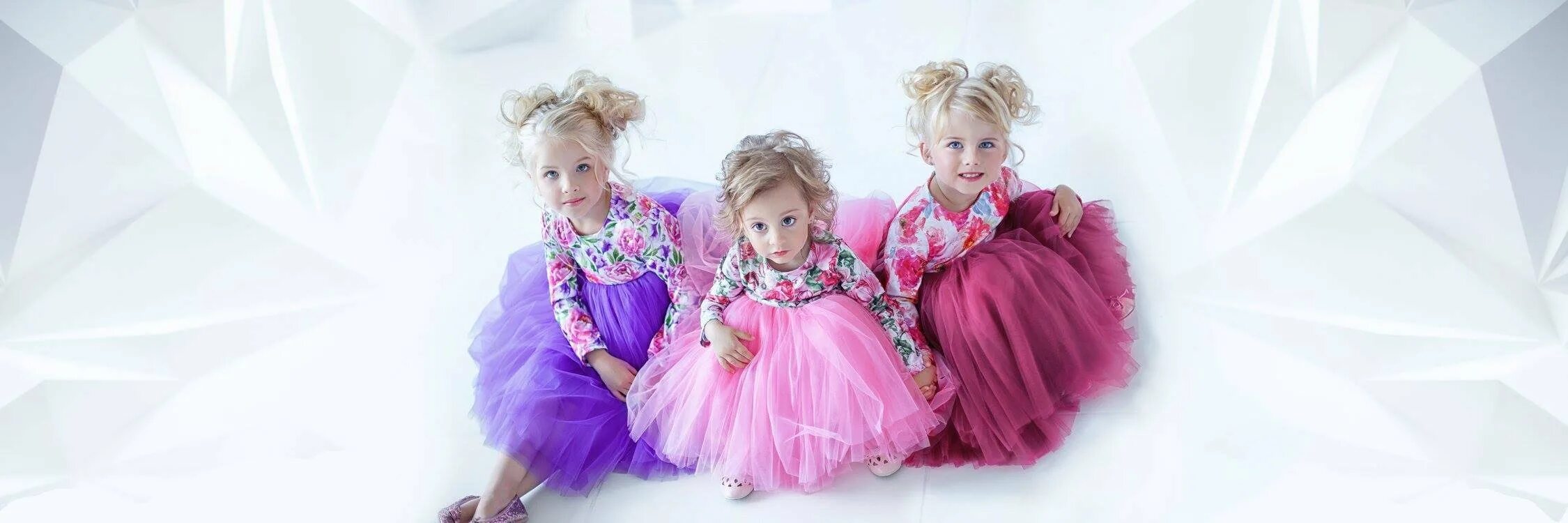 Красивые платья для девочек. Нарядные костюмы на мальчика и девочку. Крахмалим детское платье. Аренда детей. Детский магазин баннер.