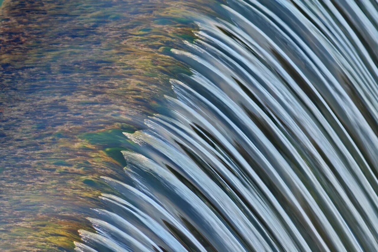 Поток воды. Плотина водопад. Поток картинки. Фото переливов в природе. Тень потока воды.