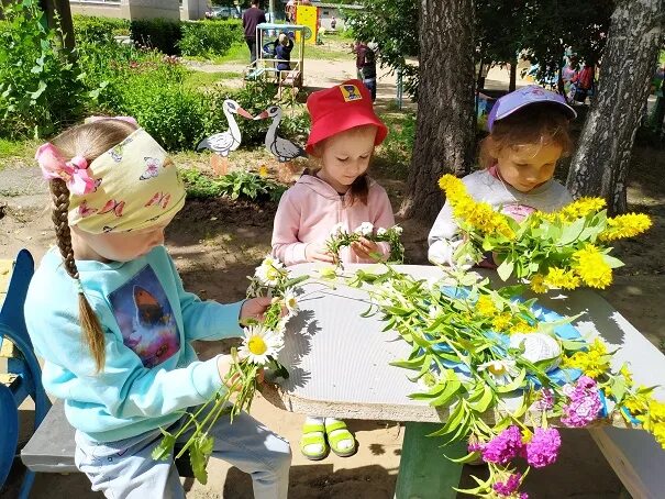 Жатвенный венок. День сплетения венков мероприятия. Венок флористика. Подруги в венках со спины. Троицкий веночек.