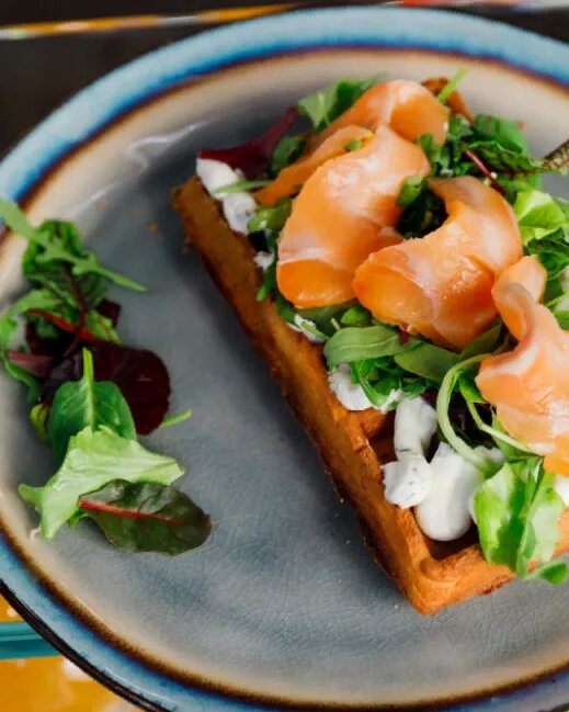 Вафля с рыбой ресторан. Вафли с рыбой. Lambic вафли бельгийские. Бельгийские вафли с лососем и авокадо. Вафли с креветками.