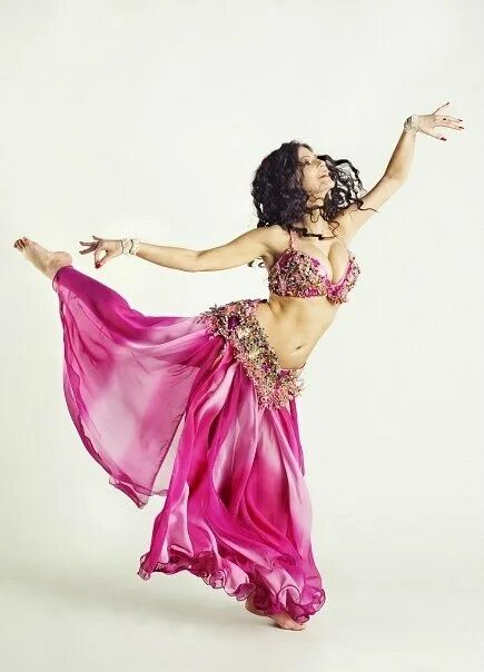 Фотогалерея работников студии танцев. Дэнс 18. Дэнс 18. Девушка на пилоне в клубе. Наряд для танцев на пилоне.