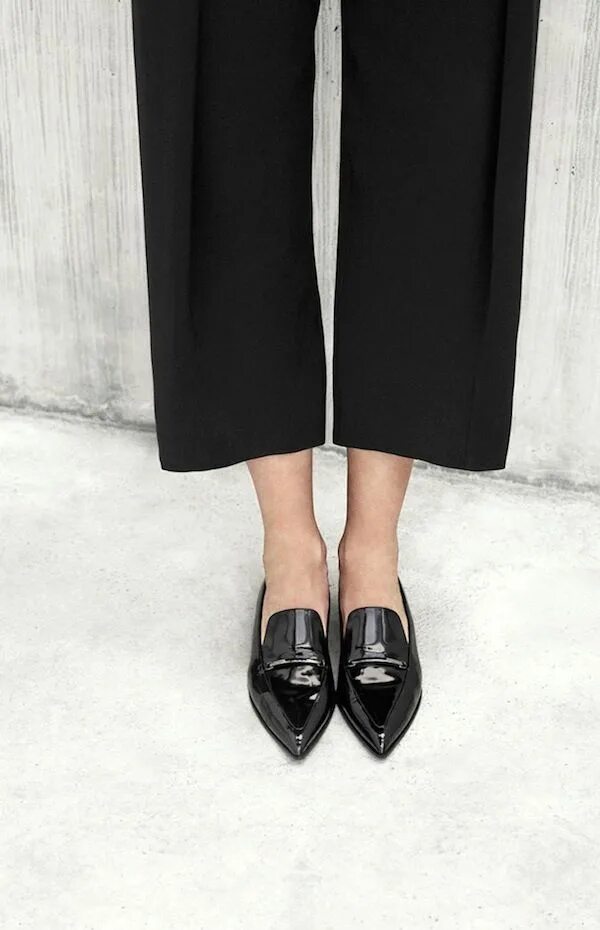 Dali shoes лоферы. Остроносые лоферы женские. Лоферы с шипами. Лоферы остроносые женские. Мокасины с острым носом.