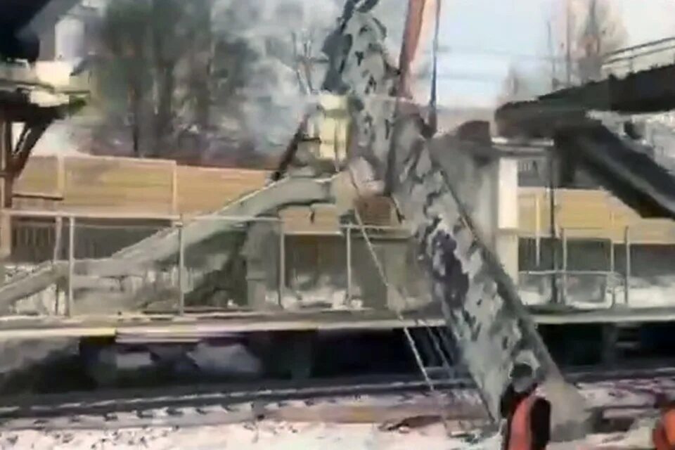 Новости сегодня рухнул мост. Спасск дальний обрушился мост. Новости сегодня рухнул мост. Мост на терешковой оренбург. Новости сегодня рухнул мост.