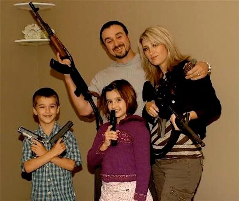 Семья орудие. Семья с оружием. Белая семья с оружием. Белая американская семья. Американская семья.