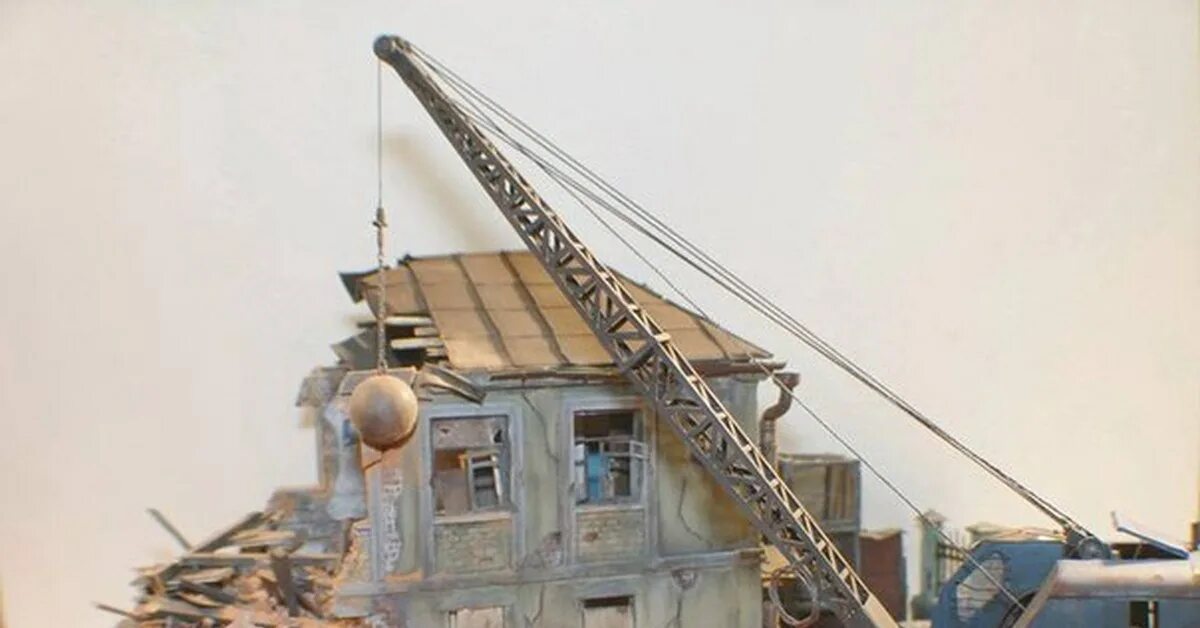 Шар для слома стен. Шар которым сносят здания. Шар для разрушения зданий. Шар для сноса зданий. Машина с шаром для разрушения зданий.