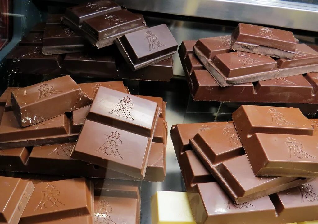 Какой шоколад. Шоколадный мир. Первый шоколад в мире. Рай шоколада. Мир шоколада.