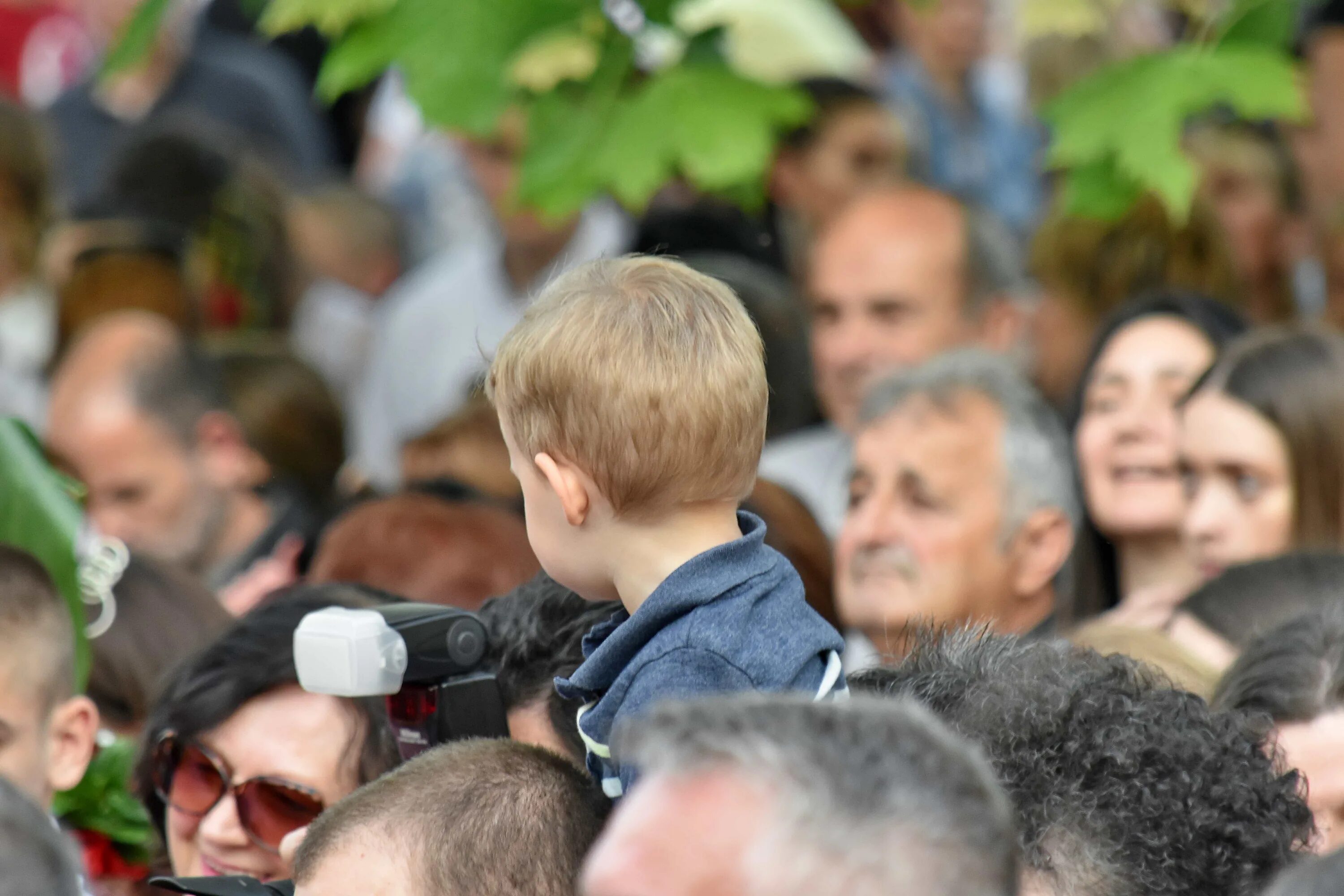 People men children. Толпа детей. Ребенок в толпе людей. Толпа детей со взрослым. Ребенок один в толпе.