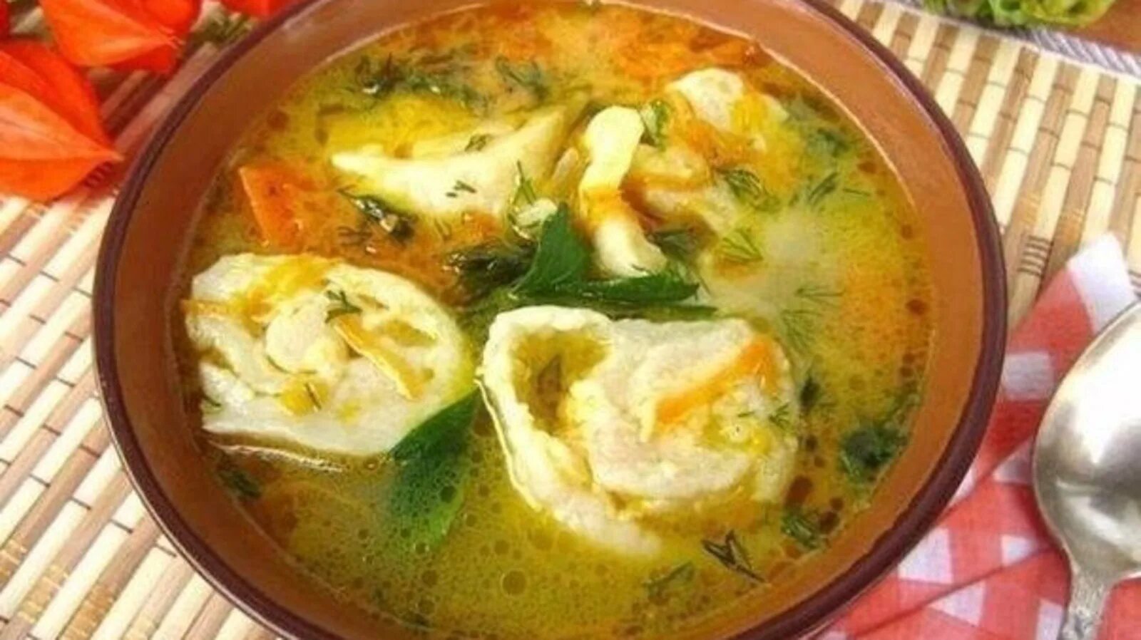 Куриный суп с лапшой. Суп лапша. Куриное консоме с клецками. Куриный суп. Куриный лапшичный суп.