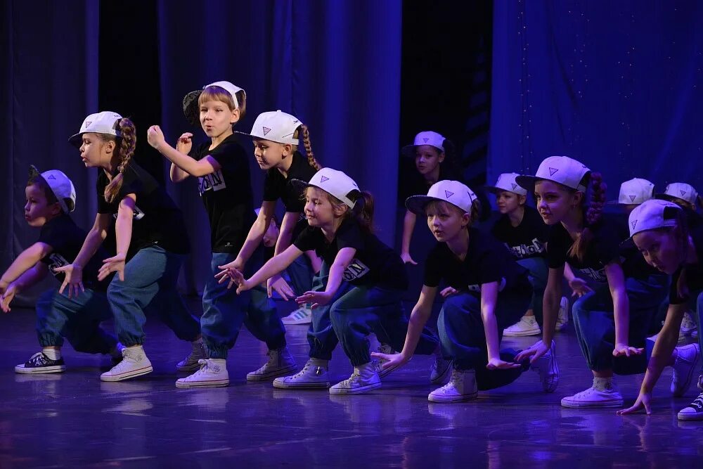 Девушка в движении. Танцующая девушка в воде. Девушка без лица абстракция. Волны моря танец. Картинка современных танцев 2022.