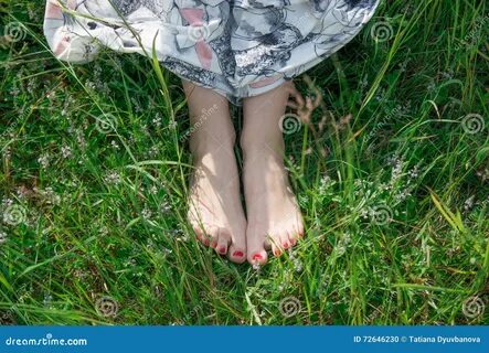 фото около босые ноги с pedicure маленькой девочки на зеленой траве. изобра...