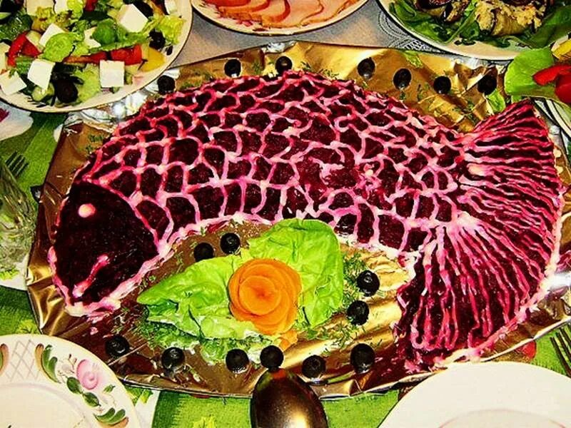 Украшение селедки под шубой. Украшение салата селедка под шубой. Украшение селедки под. Украшение селедки под. Сельдь под шубой украшение.