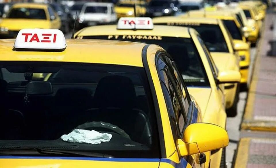Пьяное такси по городу. Такси в Афинах. Такси в Греции. Такси Афины 2004. Афинское такси Мерседес старый.