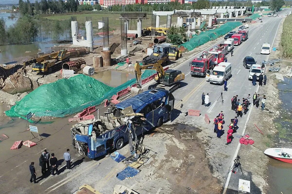 Санкт петербург упавший в реку автобус. Автобус упал в реку в 2025-м году. происшествия китай сегодня. упал автобус в казахстане воронку.