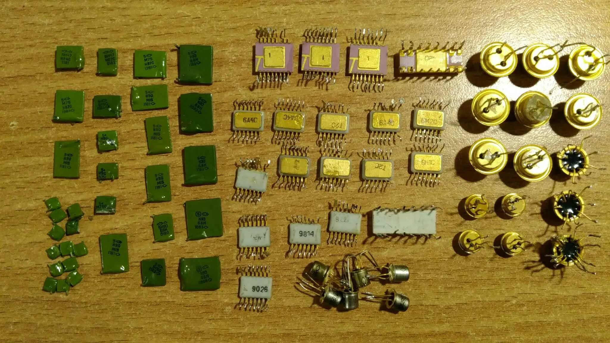 Микросхема к224уп2 драгметаллы. Радиодетали на лом 2т830г. Радиодетали СССР конденсаторы транзисторы микросхемы. Радиодетали СССР конденсаторы. В каких металлах есть золото