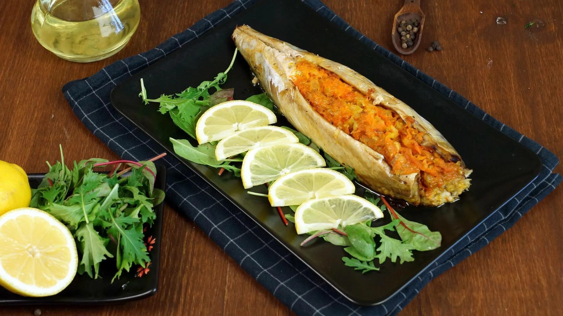 Скумбрия в духовке с морковью и луком. Скумбрия в духовке с овощами. Скумбрия запеченная с луком. Скумбрия в луке в духовке. Скумбрия фаршированная луком.