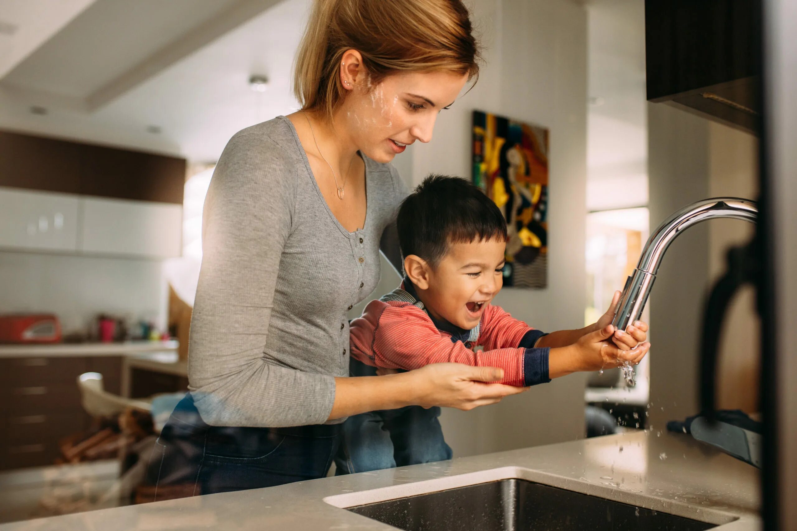 Son mother washing. Папа помогает дочке. Boy Cooking. Дочка помогает маме холодильник. Мама помогла сыну папа помог