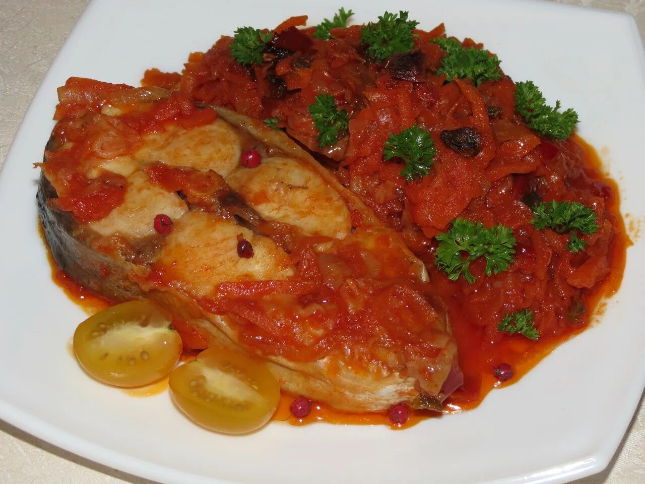 блюда из тушеной рыбы. рыба тушенная в томате с овощами. хек в томатном соусе с морковью и луком. тушеная рыба. тушен рыба.